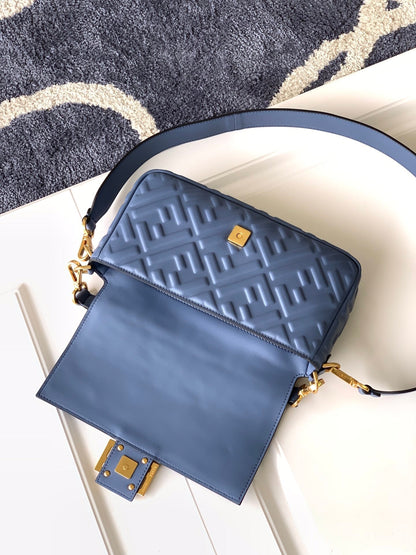 Sac Fend Baguette 27 en cuir bleu à motif FF GHW 