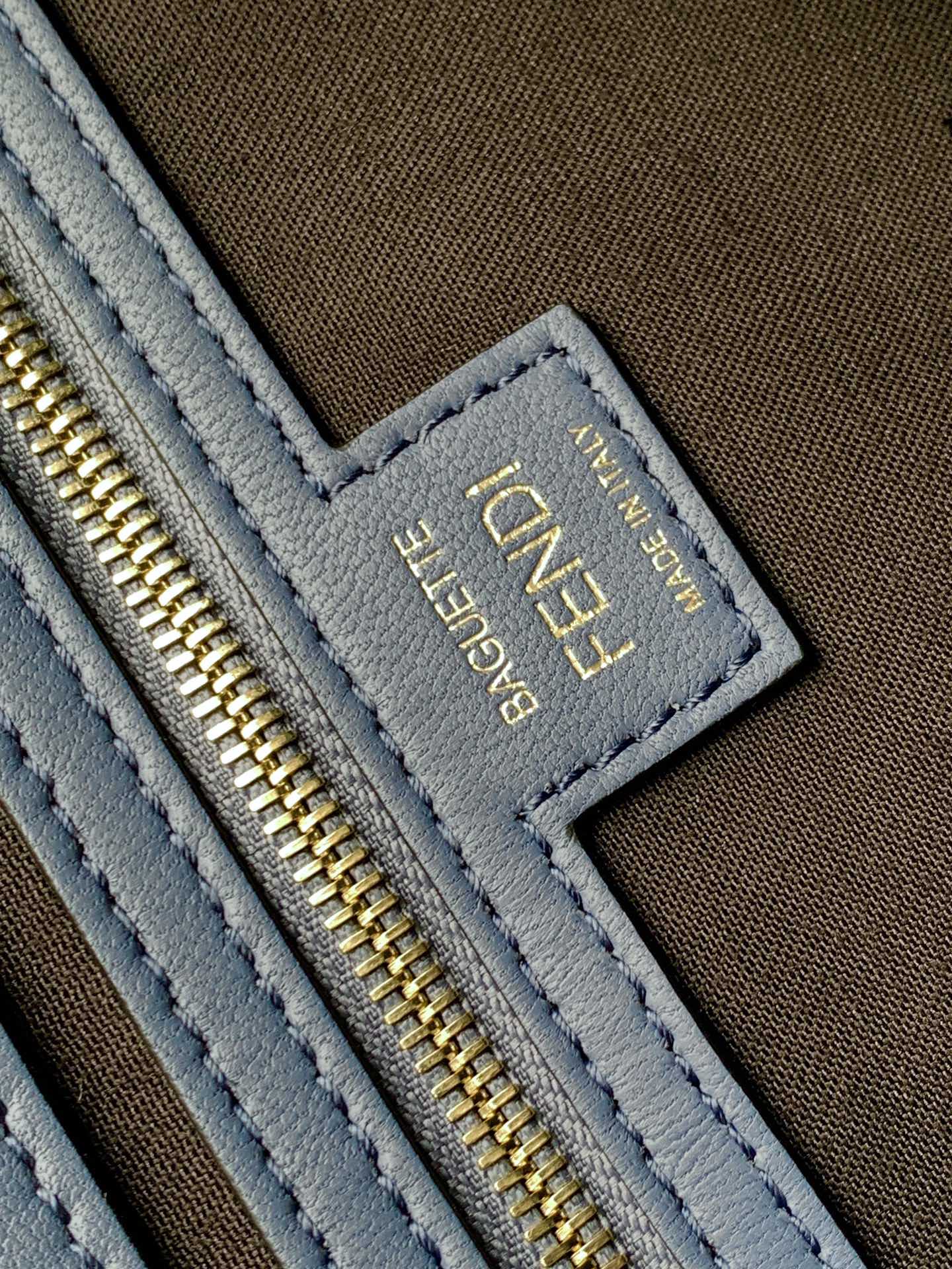 Sac Fend Baguette 27 en cuir bleu à motif FF GHW 