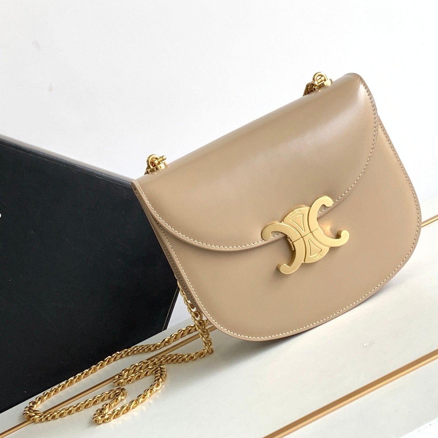 besace triomphe 18,5 en cuir de veau beige avec chaîne
