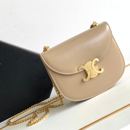 besace triomphe 18,5 en cuir de veau beige avec chaîne