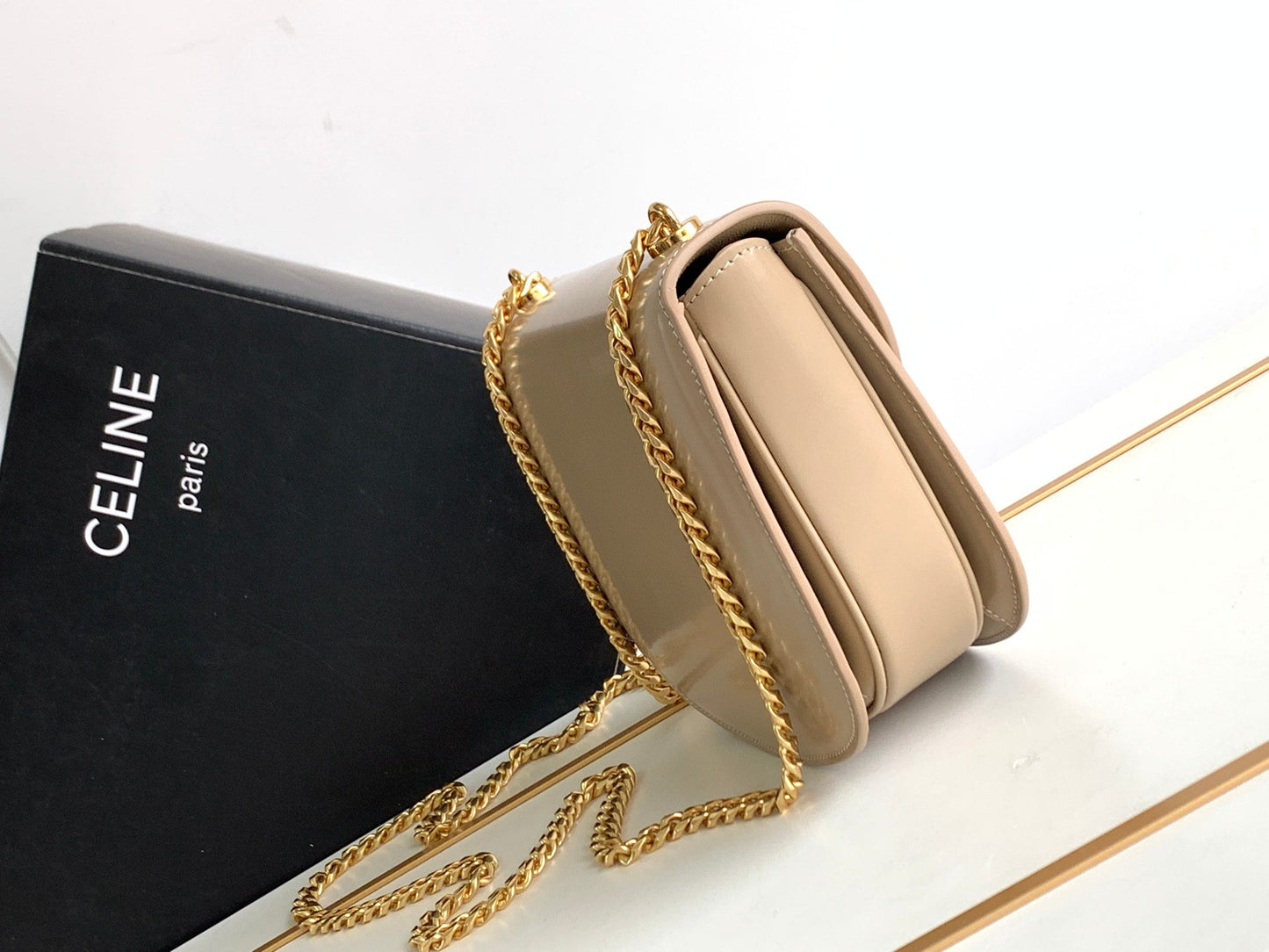 besace triomphe 18,5 en cuir de veau beige avec chaîne