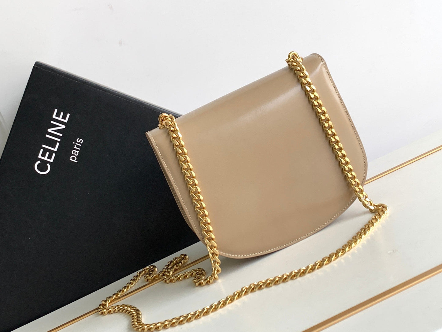 besace triomphe 18,5 en cuir de veau beige avec chaîne
