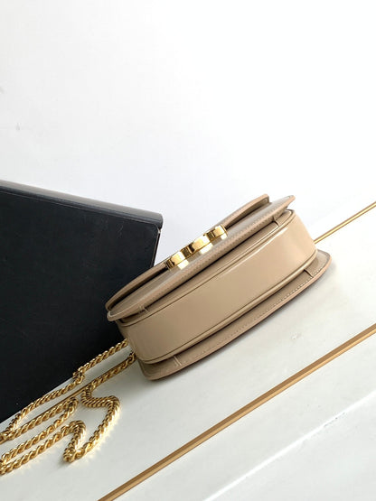 besace triomphe 18,5 en cuir de veau beige avec chaîne