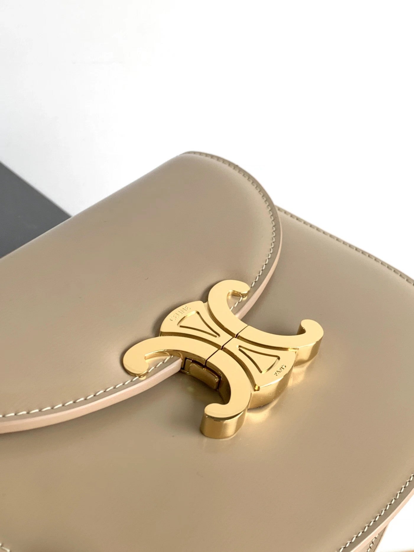 besace triomphe 18,5 en cuir de veau beige avec chaîne