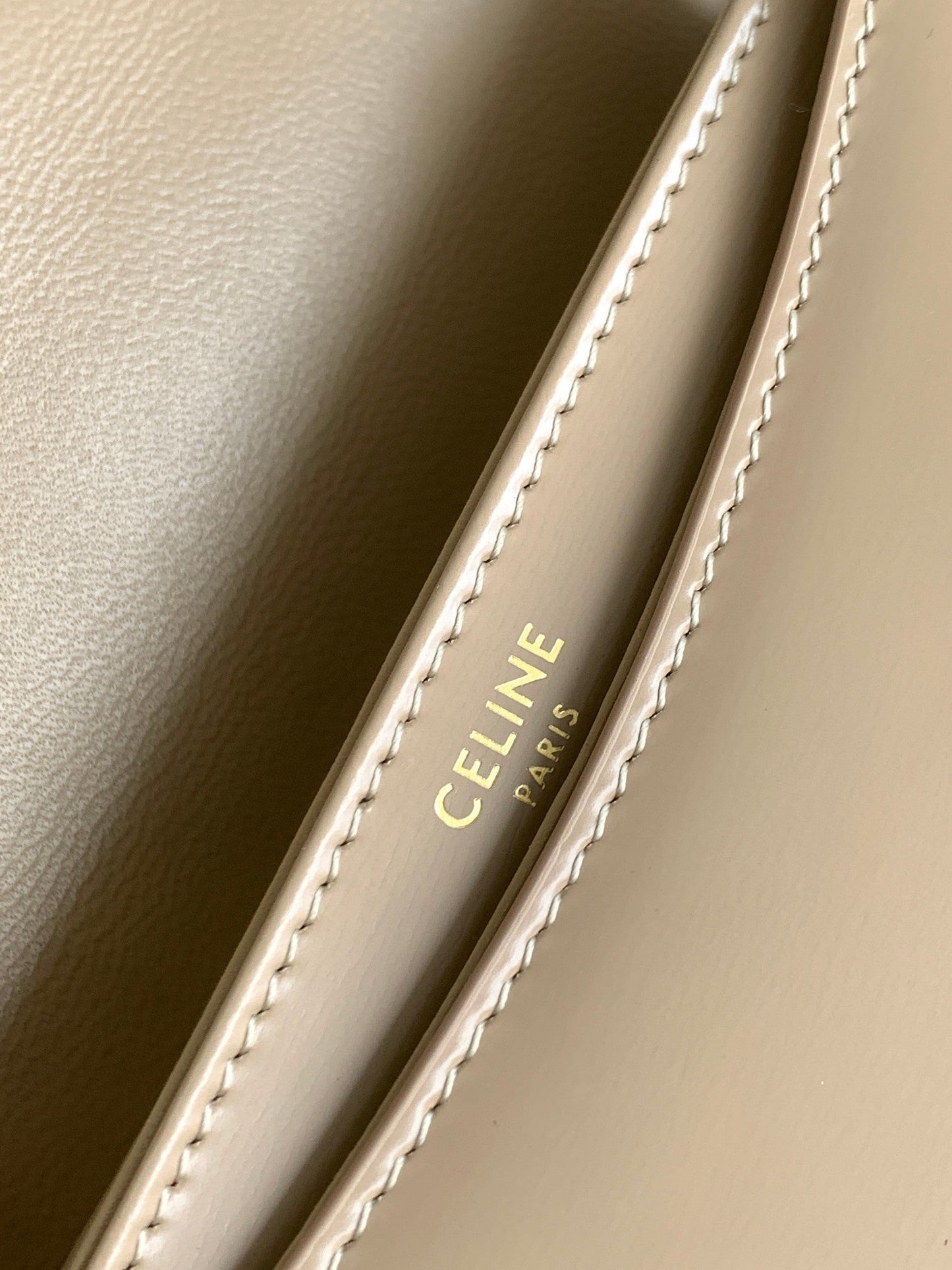besace triomphe 18,5 en cuir de veau beige avec chaîne