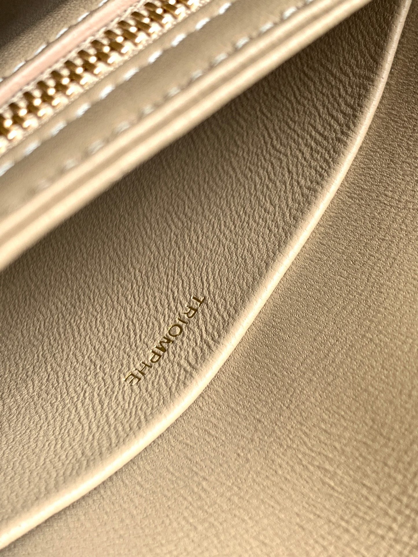 besace triomphe 18,5 en cuir de veau beige avec chaîne