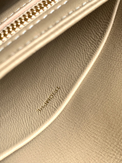 besace triomphe 18,5 en cuir de veau beige avec chaîne