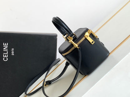 MINI TROUSSE DE VANITY TRIOMPHE EN CUIR DE VEAU NOIR