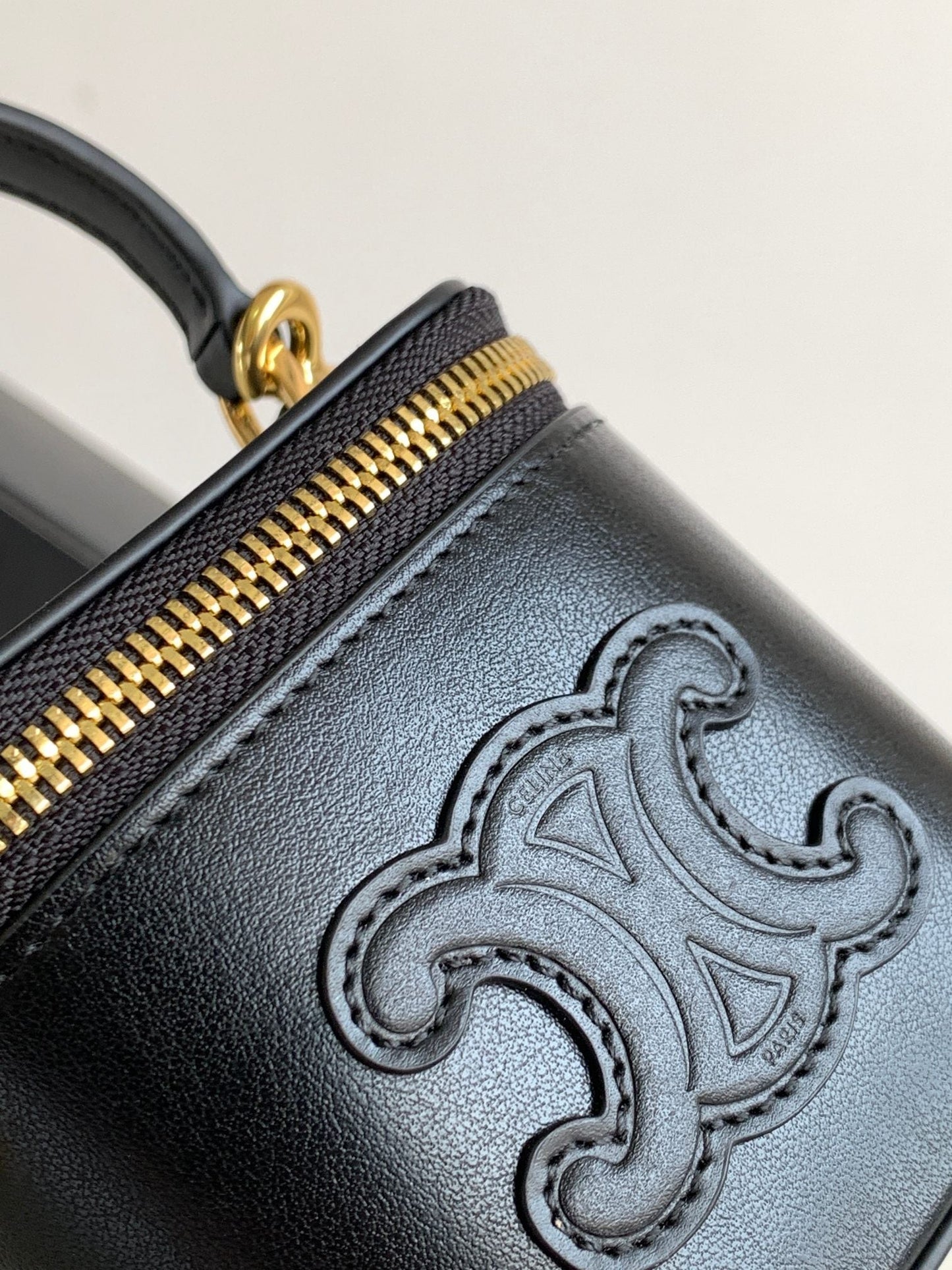 MINI TROUSSE DE VANITY TRIOMPHE EN CUIR DE VEAU NOIR