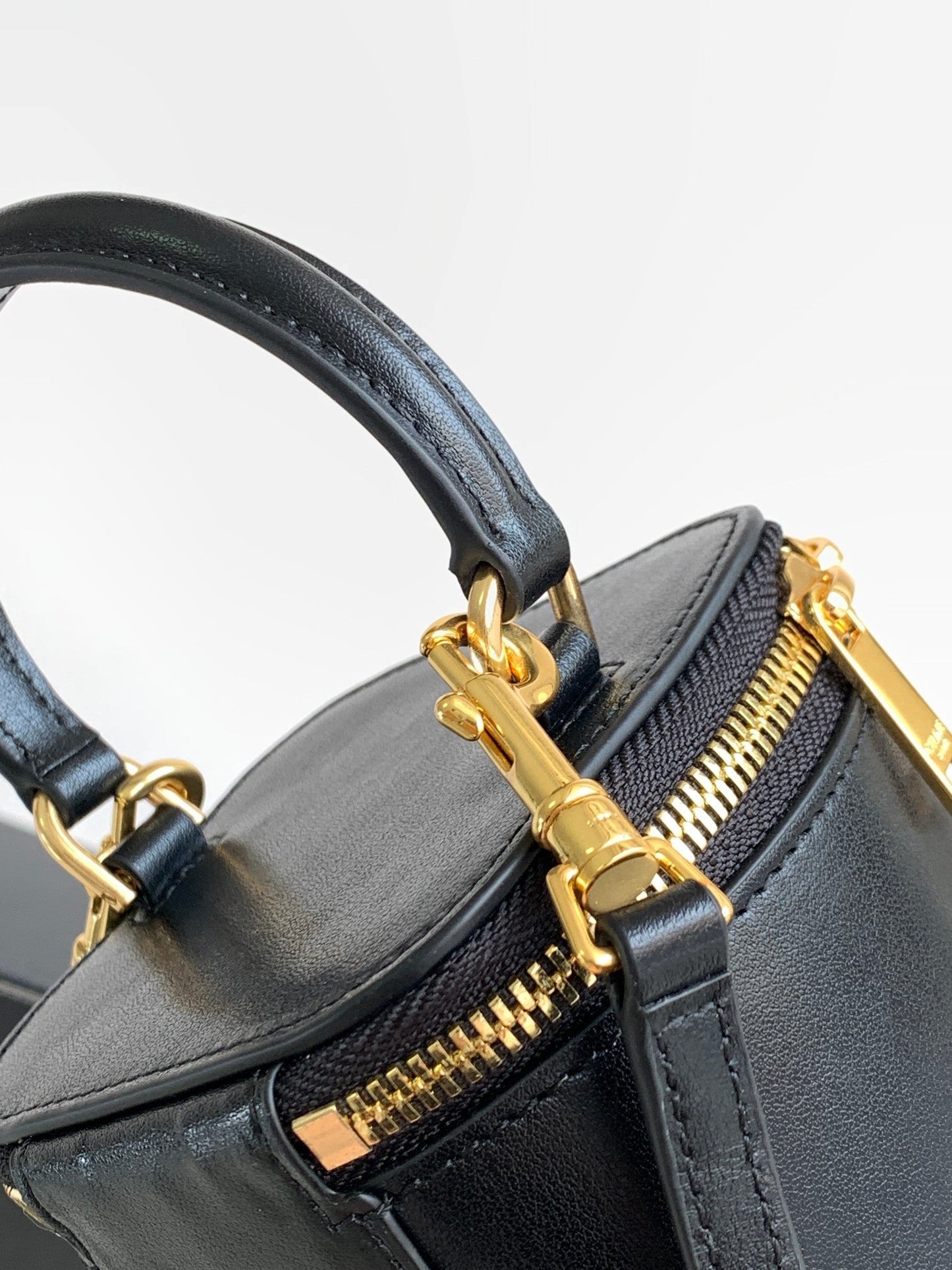 MINI TROUSSE DE VANITY TRIOMPHE EN CUIR DE VEAU NOIR