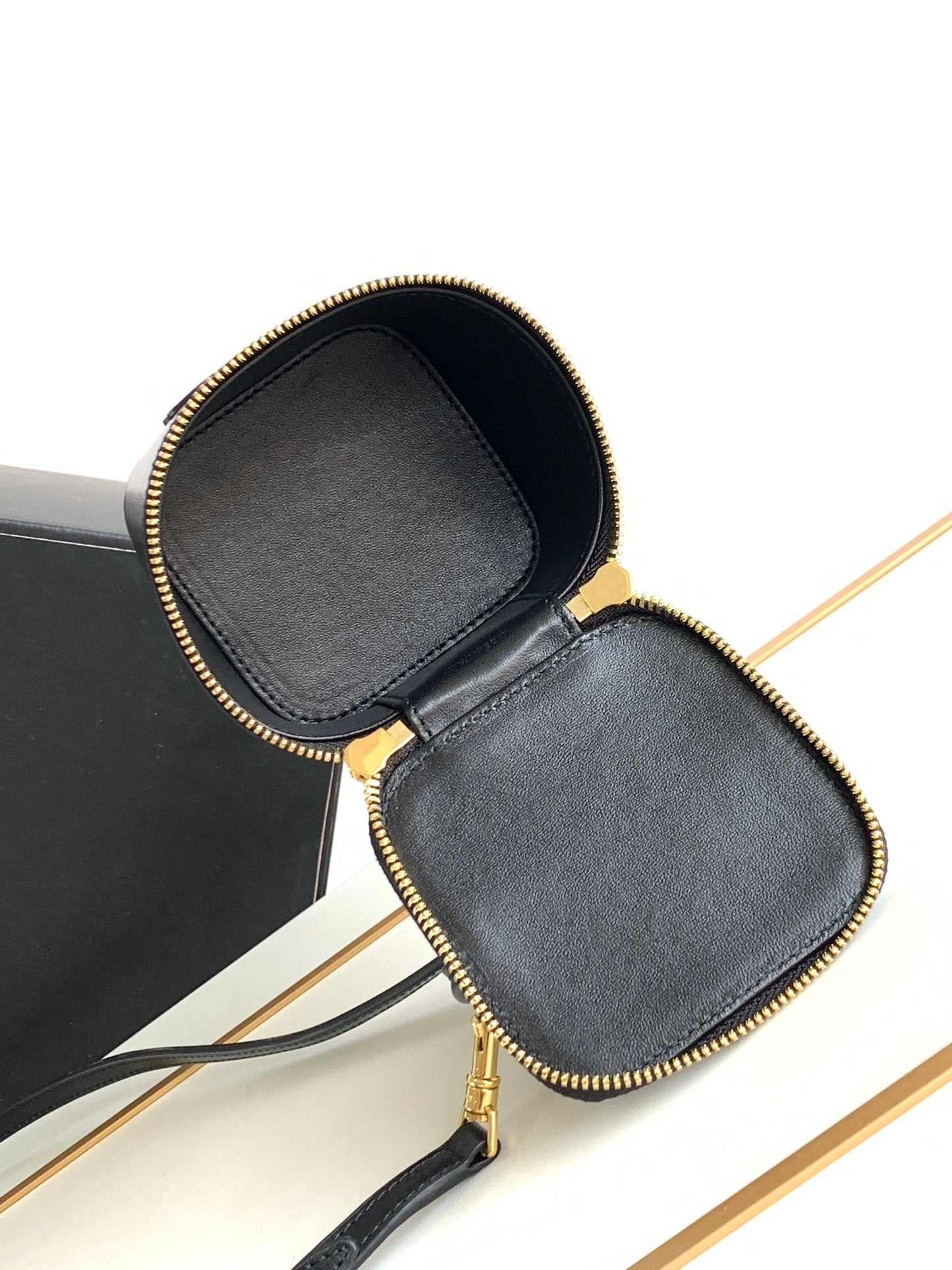 MINI TROUSSE DE VANITY TRIOMPHE EN CUIR DE VEAU NOIR