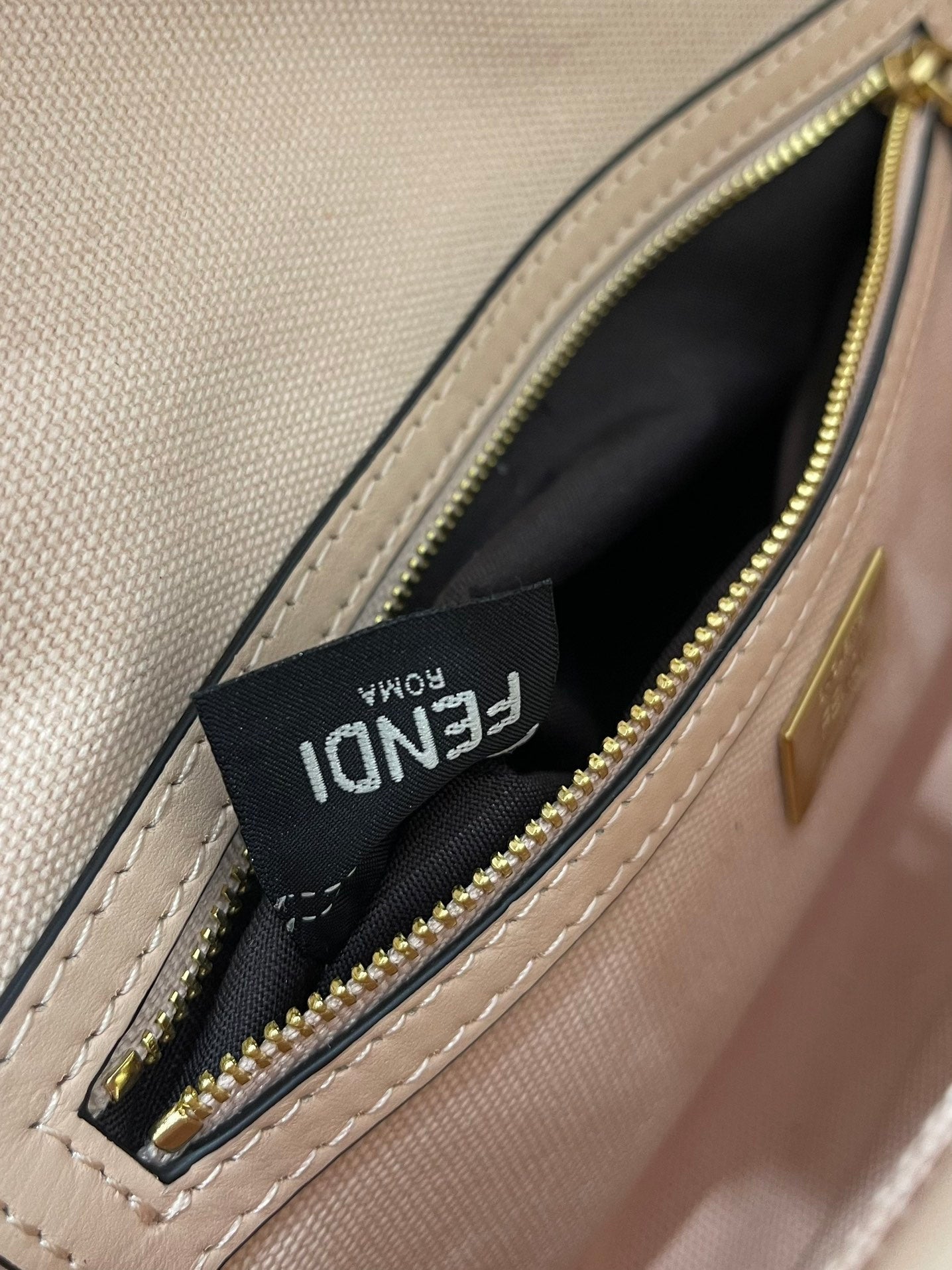 フェンディ バゲット 26 ライトピンク ナッパレザーバッグ ゴールド金具