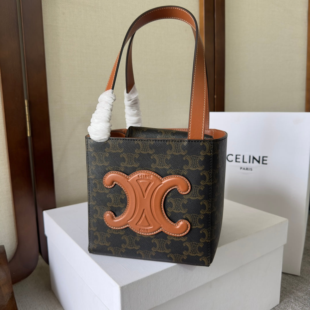 SAC CUBE 15 EN TOILE TRIOMPHE NOIRE ET CUIR DE VEAU MARRON