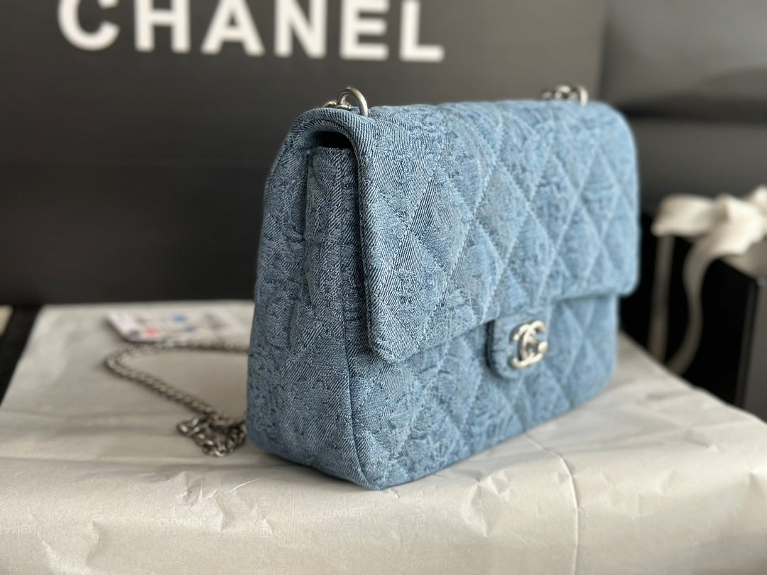 Sac à rabat CC 19 cm bleu denim avec accessoires argentés 