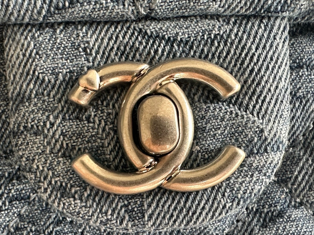 Sac à rabat CC 19 cm bleu denim avec accessoires argentés 