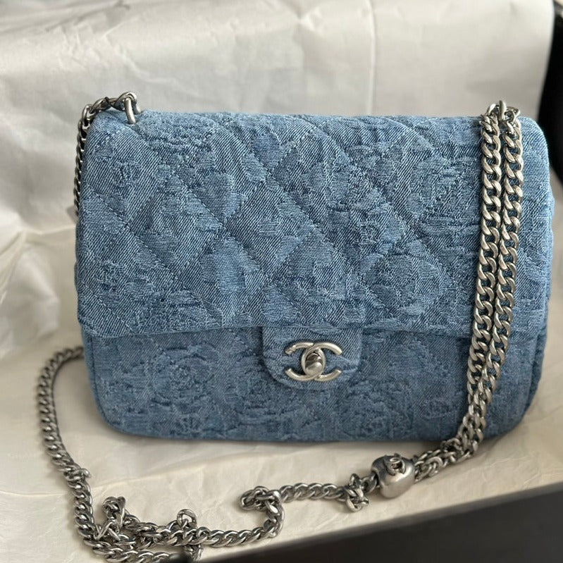 Sac à rabat CC 19 cm bleu denim avec accessoires argentés 