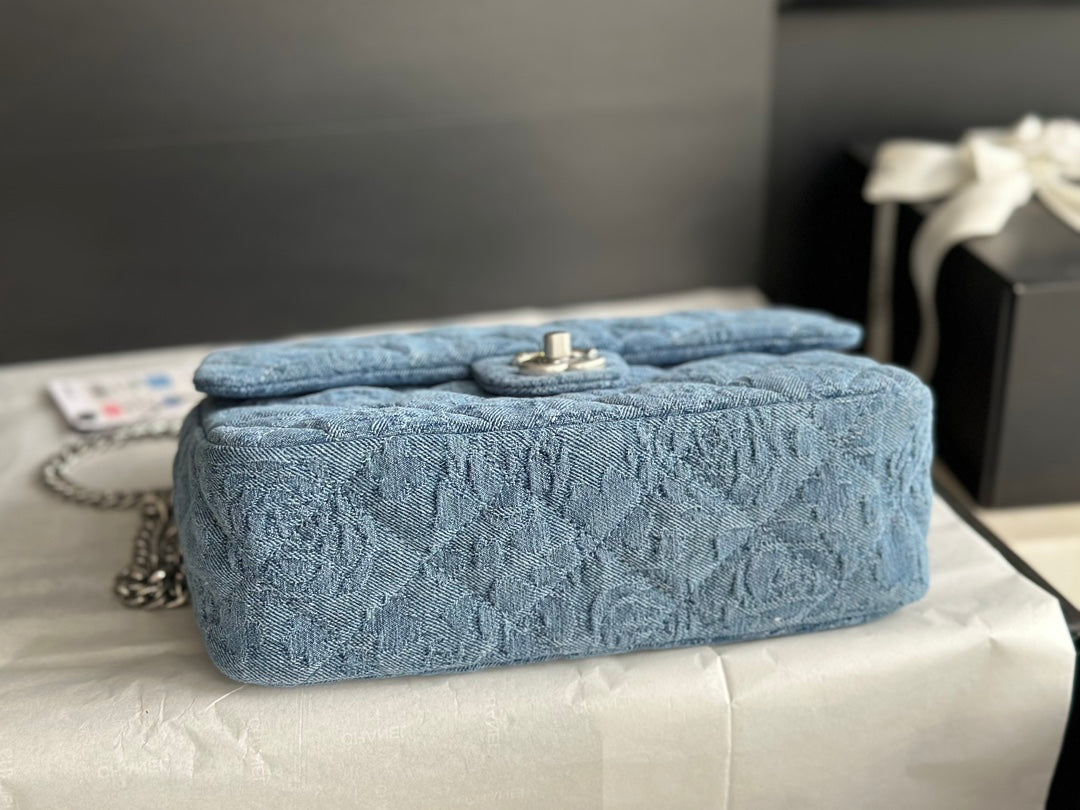 Sac à rabat CC 19 cm bleu denim avec accessoires argentés 