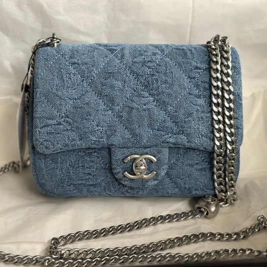 Sac à rabat CC 14 cm bleu denim avec accessoires argentés