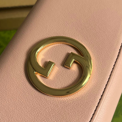 SAC BANDOULIÈRE BLONDIE 21 EN CUIR DE VEAU ROSE CLAIR, QUINCAILLERIE DORÉE