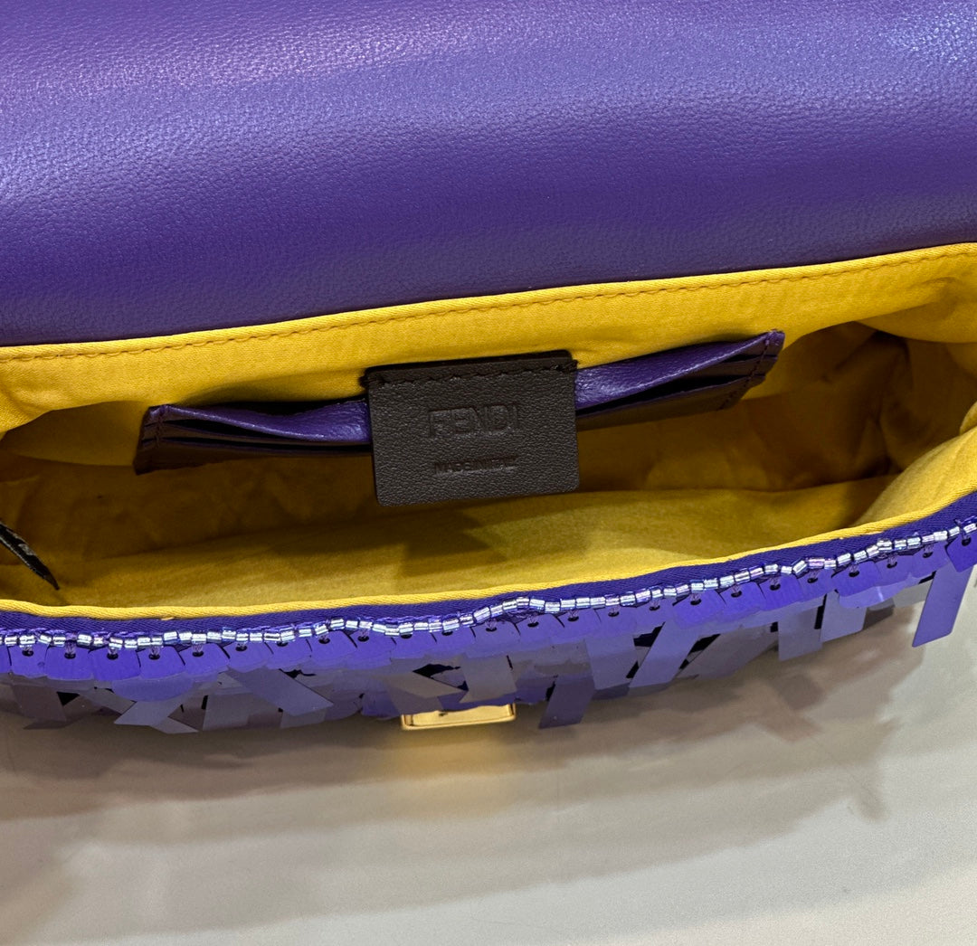 Baguette Mini 19 en raisin, paillettes et matériel doré
