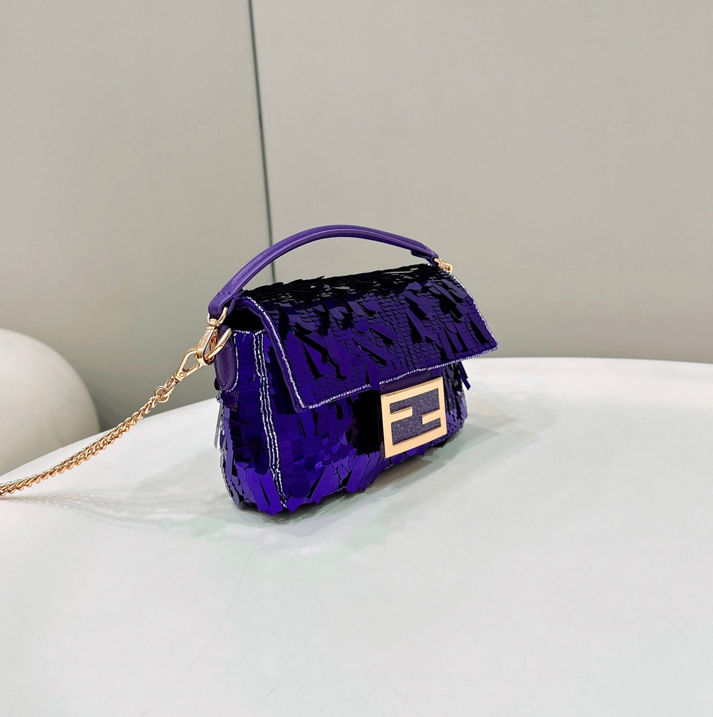 Baguette Mini 19 en raisin, paillettes et matériel doré