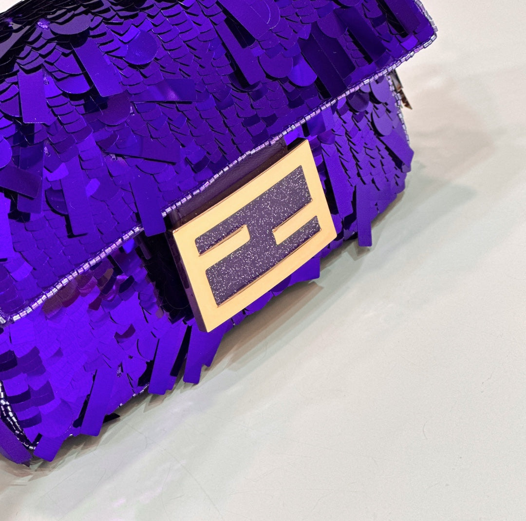 Baguette Mini 19 en raisin, paillettes et matériel doré