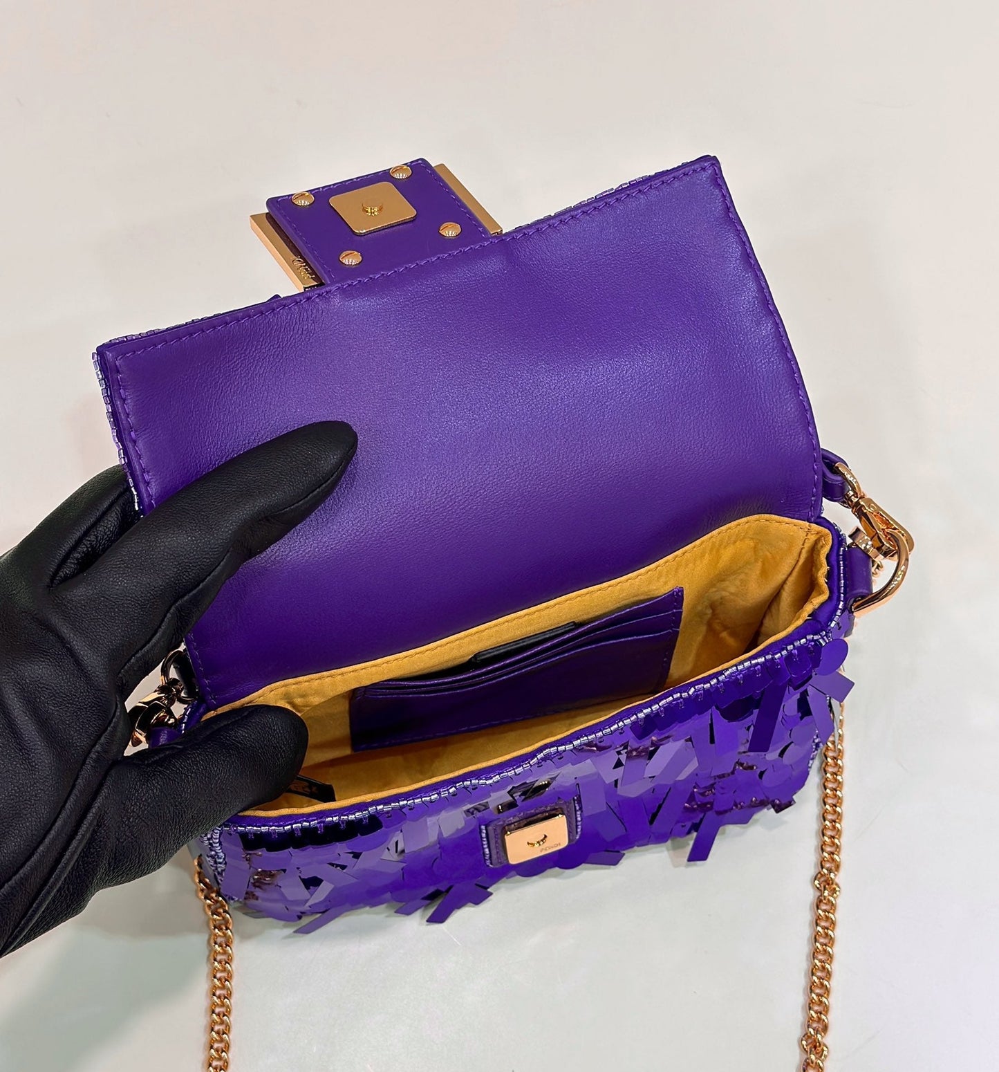 Baguette Mini 19 en raisin, paillettes et matériel doré