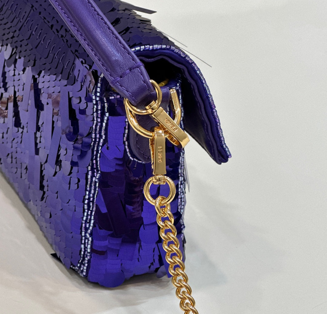 Baguette Mini 19 en raisin, paillettes et matériel doré