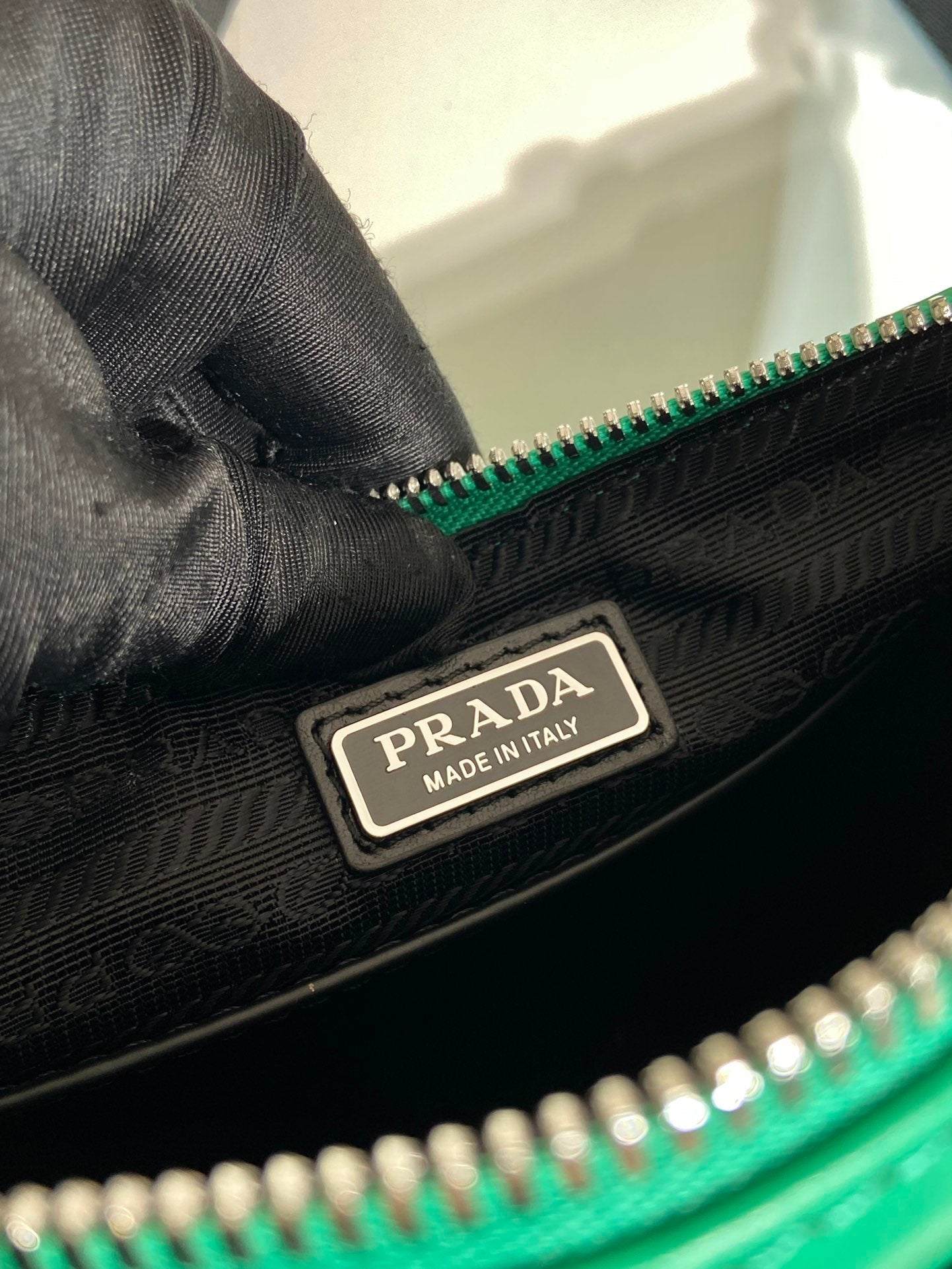 SAC TRIANGULAIRE 27 EN CUIR D'AGNEAU LISSE GO GREEN
