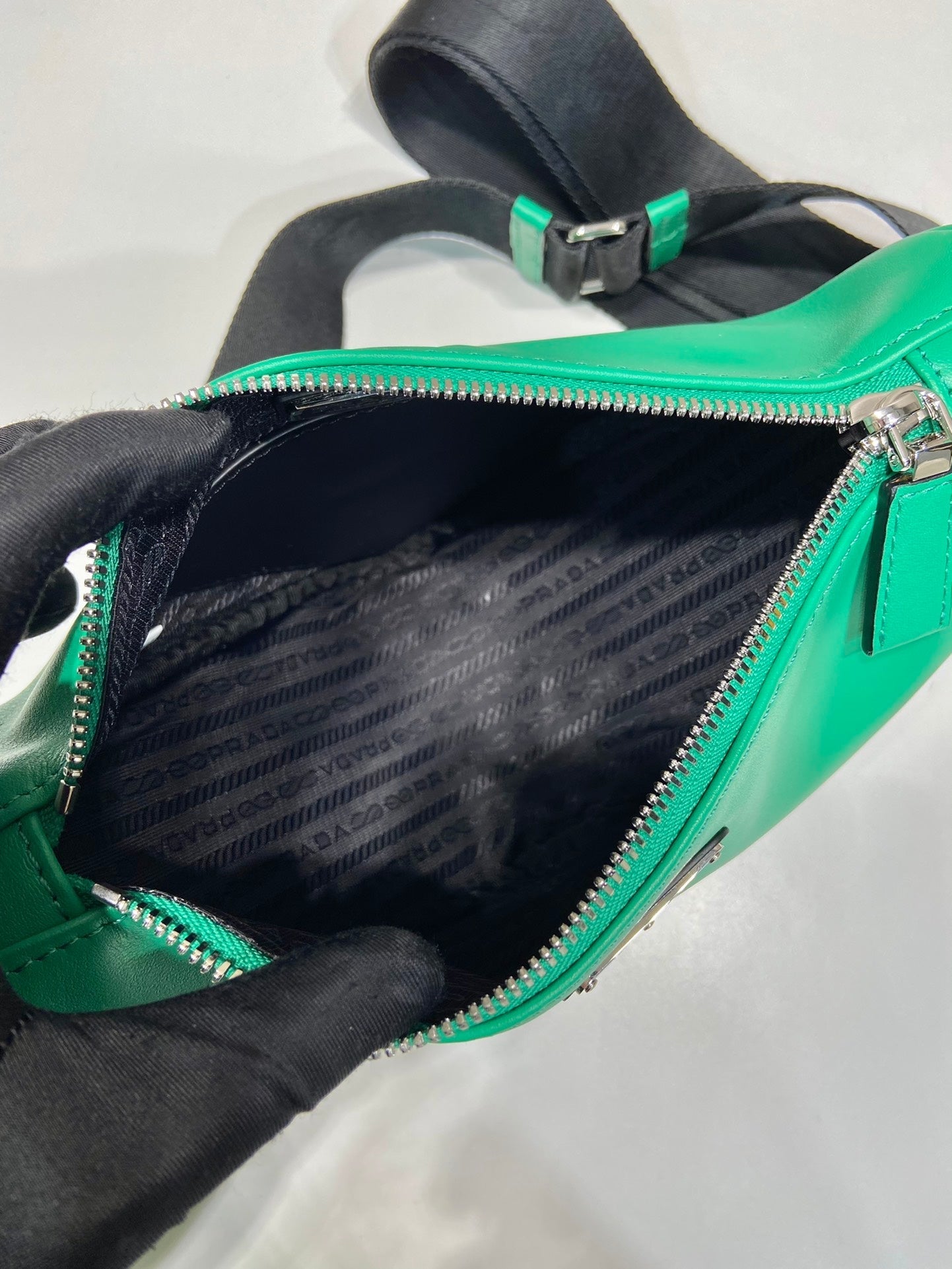 SAC TRIANGULAIRE 27 EN CUIR D'AGNEAU LISSE GO GREEN