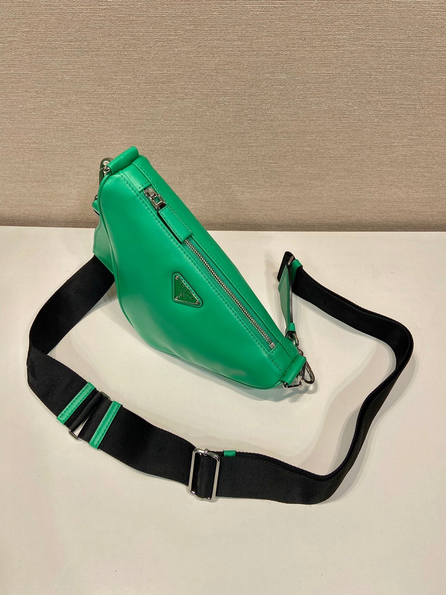 SAC TRIANGULAIRE 27 EN CUIR D'AGNEAU LISSE GO GREEN