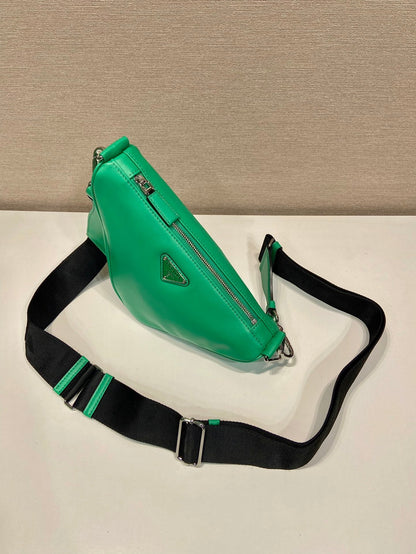 SAC TRIANGULAIRE 27 EN CUIR D'AGNEAU LISSE GO GREEN