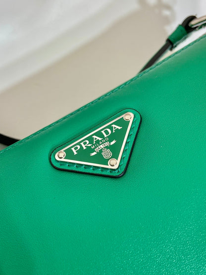 SAC TRIANGULAIRE 27 EN CUIR D'AGNEAU LISSE GO GREEN