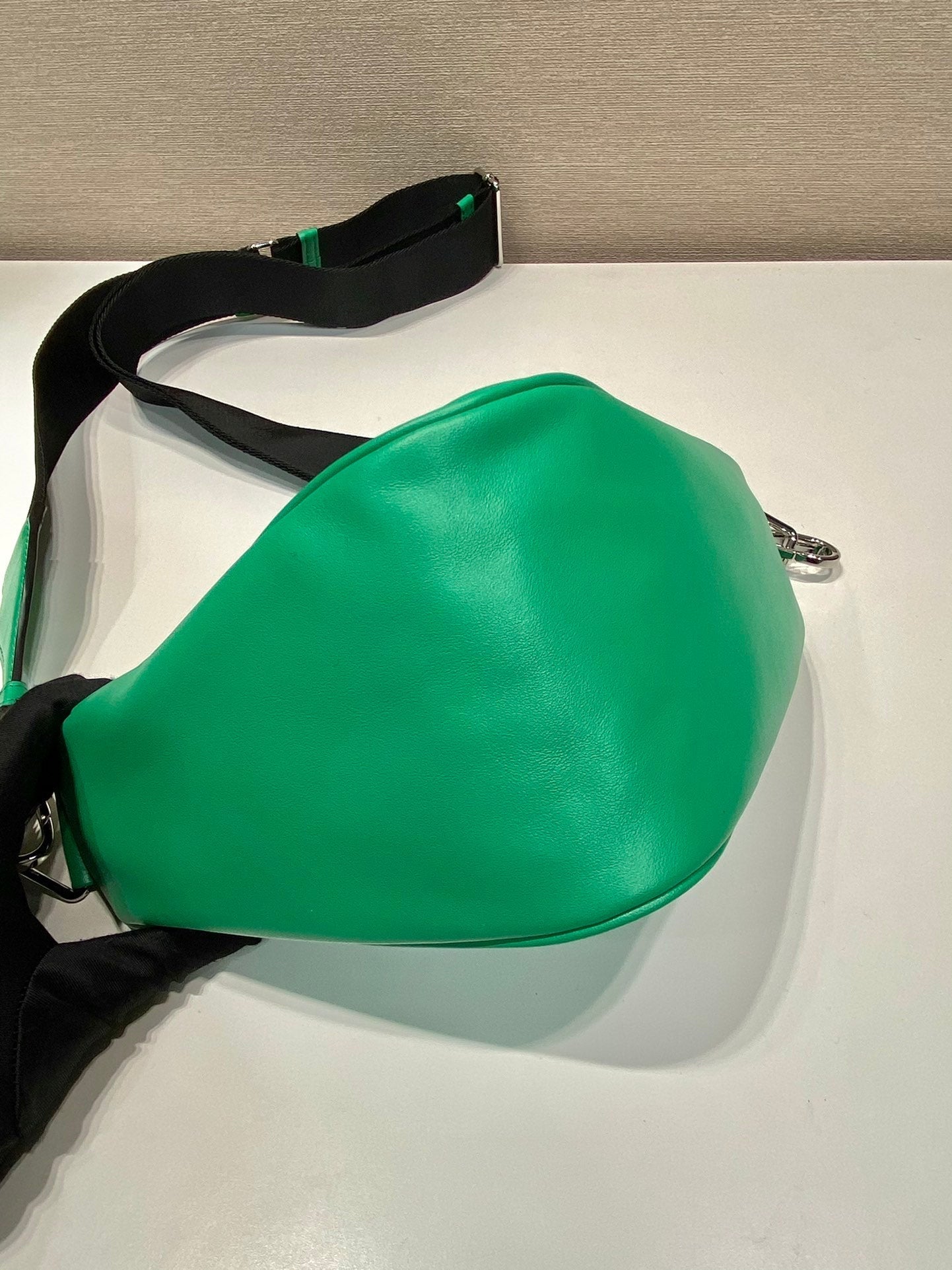 SAC TRIANGULAIRE 27 EN CUIR D'AGNEAU LISSE GO GREEN