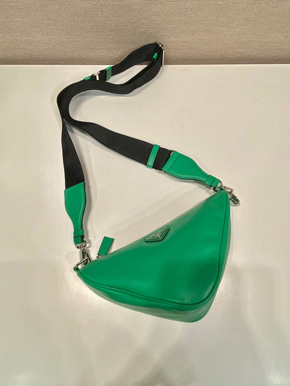 SAC TRIANGULAIRE 27 EN CUIR D'AGNEAU LISSE GO GREEN