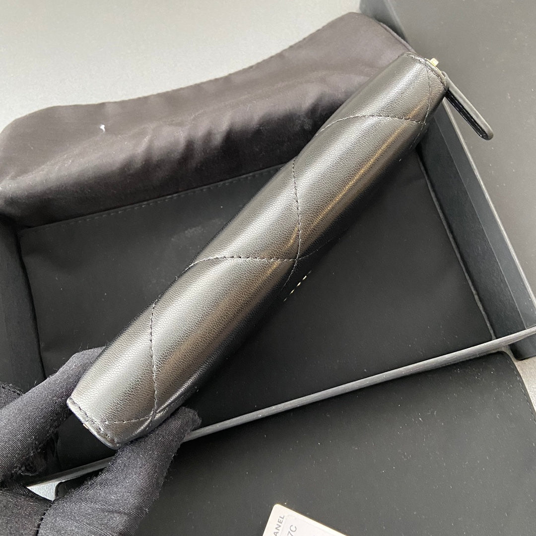 Portefeuille zippé CC 19 19,5 cm en cuir de veau noir et finitions dorées
