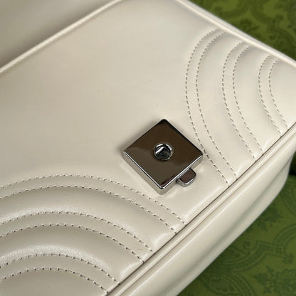 SAC À BANDOULIÈRE MATELASSÉ MARMONT 18 EN CUIR DE VEAU BLANC