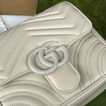 SAC À BANDOULIÈRE MATELASSÉ MARMONT 18 EN CUIR DE VEAU BLANC