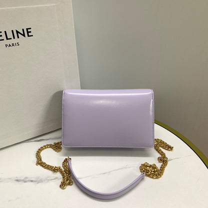 Portefeuille sur chaîne Margo 19 en cuir de veau lisse lilas clair, finitions dorées