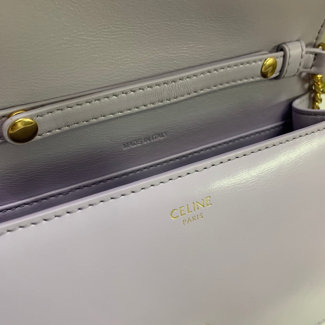 Portefeuille sur chaîne Margo 19 en cuir de veau lisse lilas clair, finitions dorées