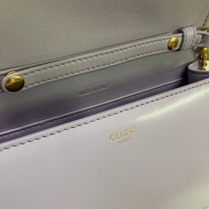 Portefeuille sur chaîne Margo 19 en cuir de veau lisse lilas clair, finitions dorées
