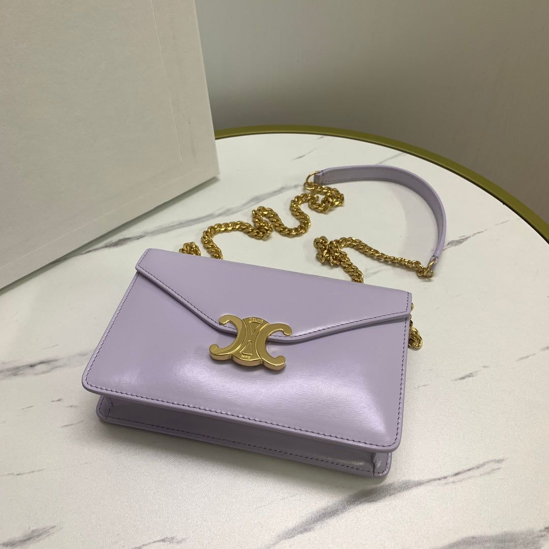 Portefeuille sur chaîne Margo 19 en cuir de veau lisse lilas clair, finitions dorées