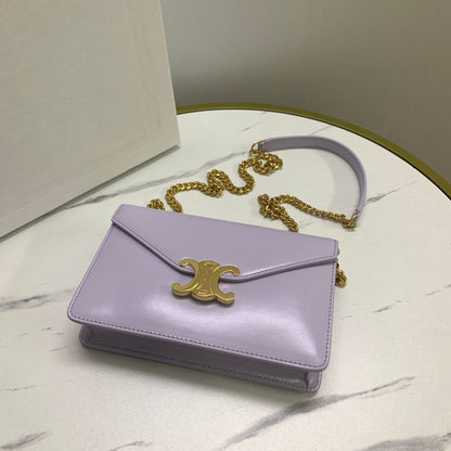Portefeuille sur chaîne Margo 19 en cuir de veau lisse lilas clair, finitions dorées