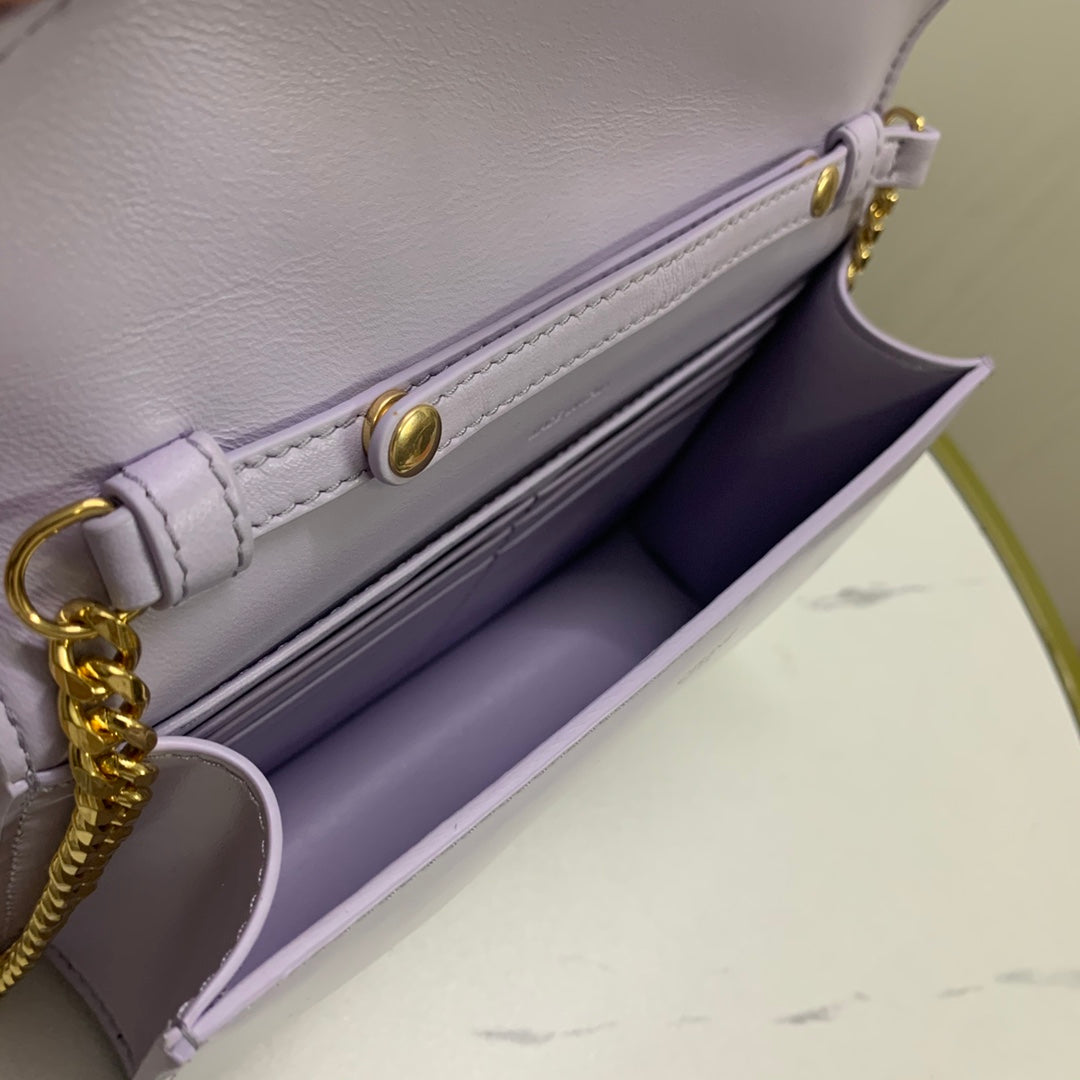 Portefeuille sur chaîne Margo 19 en cuir de veau lisse lilas clair, finitions dorées