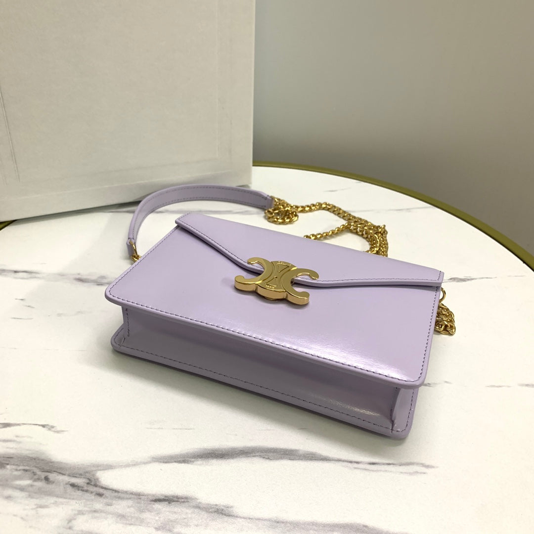 Portefeuille sur chaîne Margo 19 en cuir de veau lisse lilas clair, finitions dorées