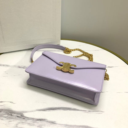 Portefeuille sur chaîne Margo 19 en cuir de veau lisse lilas clair, finitions dorées