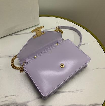 Portefeuille sur chaîne Margo 19 en cuir de veau lisse lilas clair, finitions dorées