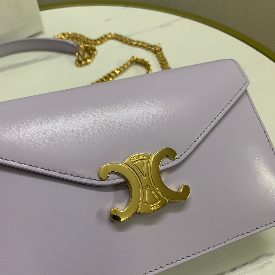 Portefeuille sur chaîne Margo 19 en cuir de veau lisse lilas clair, finitions dorées