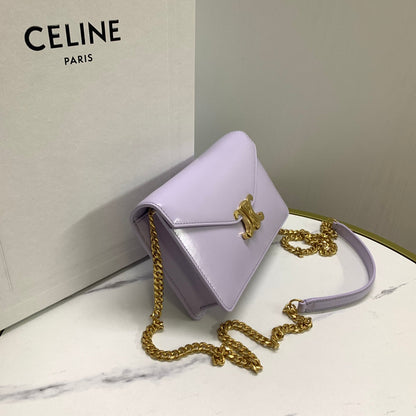 Portefeuille sur chaîne Margo 19 en cuir de veau lisse lilas clair, finitions dorées