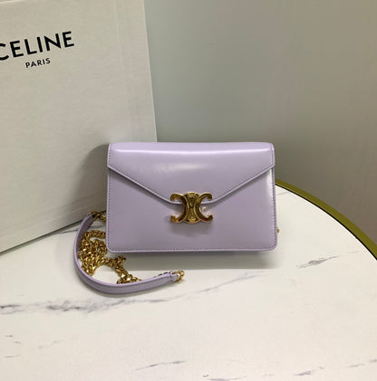 Portefeuille sur chaîne Margo 19 en cuir de veau lisse lilas clair, finitions dorées